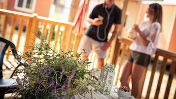 Mobile Deluxe-Unterkunft, 3 Schlafzimmer (Beach Access Included) | Terrasse/Patio