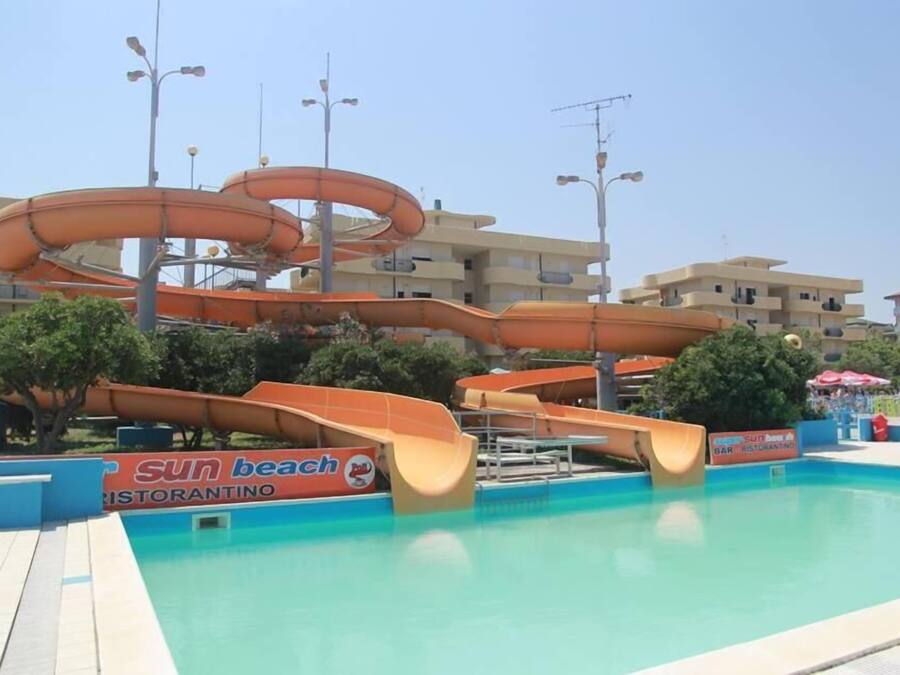Una piscina al aire libre de temporada