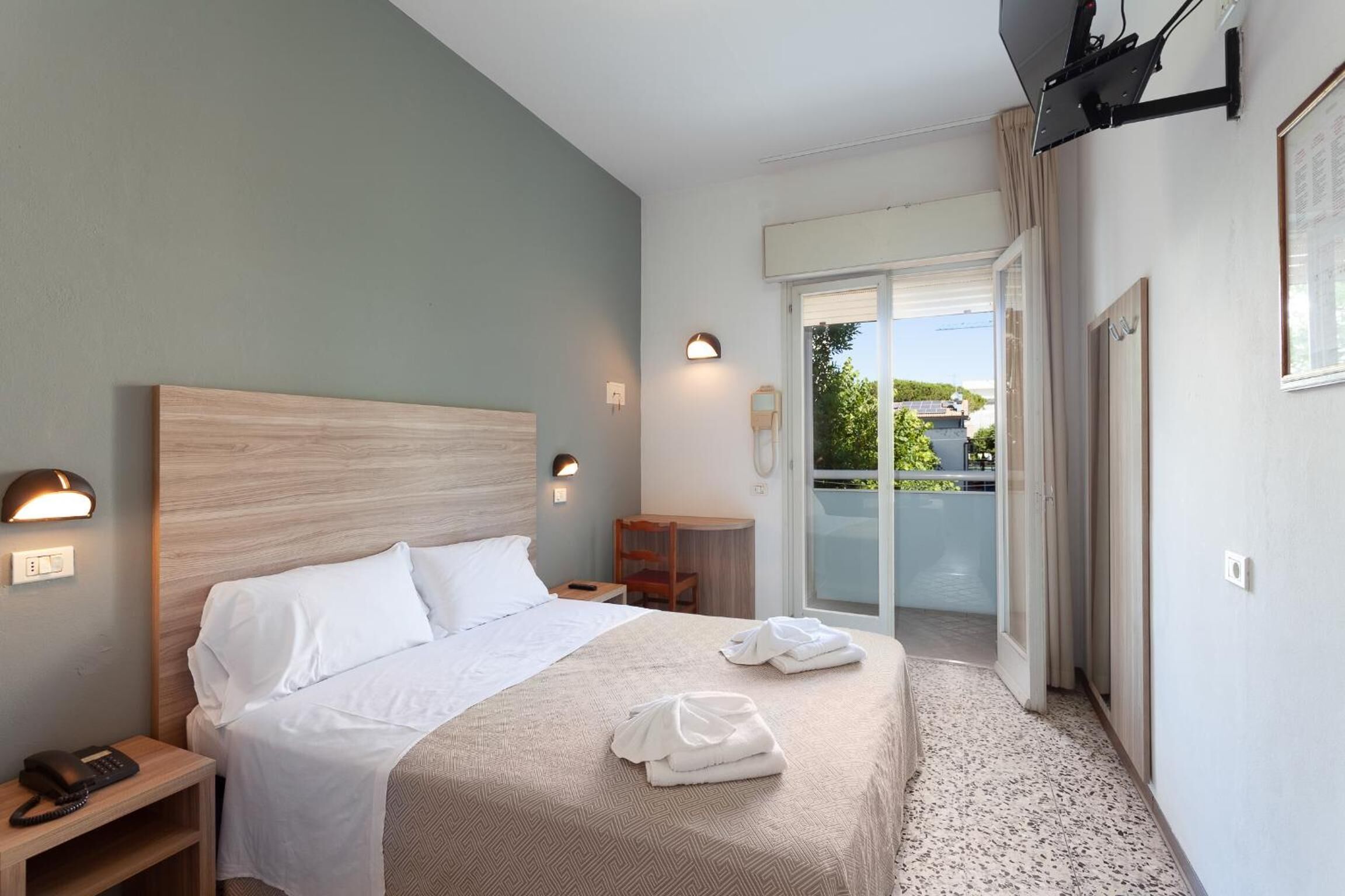 Doppia Classic | Minibar, una cassaforte in camera, una scrivania, tende oscuranti