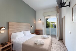 Minibar, caja de seguridad en la habitación y escritorio