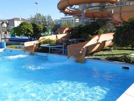 Una piscina al aire libre de temporada