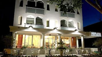 Fassade der Unterkunft â Abend/Nacht