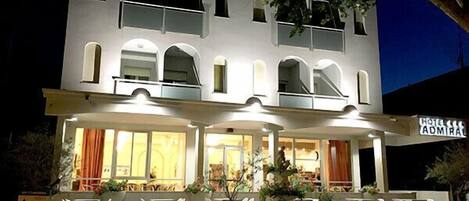 Facciata della struttura - sera/notte