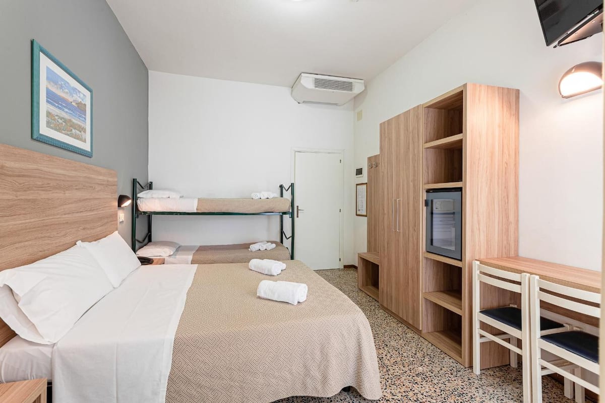 Habitación triple | Minibar, caja de seguridad en la habitación y escritorio