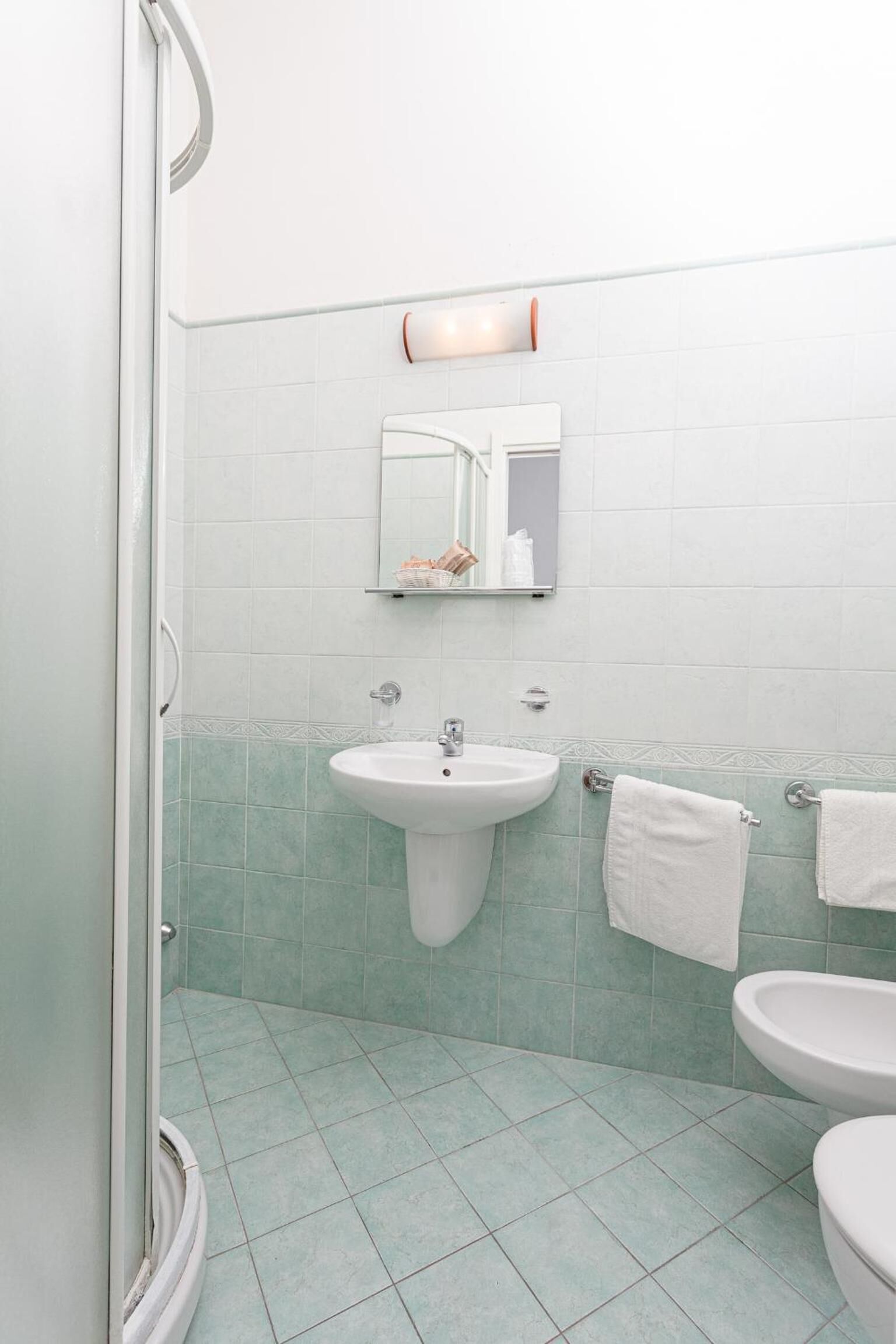 Ein Badezimmer mit Dusche, Waschbecken und Toilette.