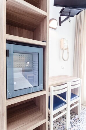 Een minibar, een kluis op de kamer, een bureau, verduisterende gordijnen