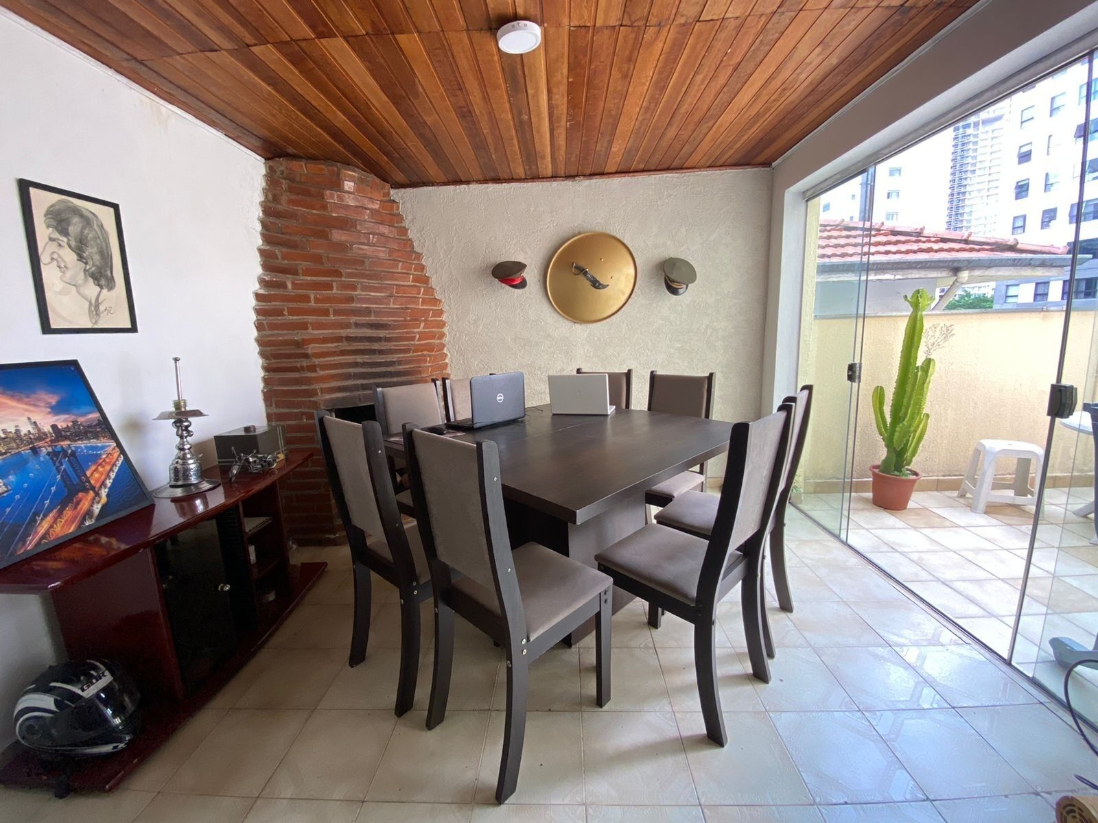 Chimenea, libros, biblioteca de música, oficina