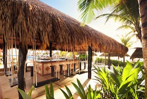 11 bares o lounges, 3 bares junto a la alberca