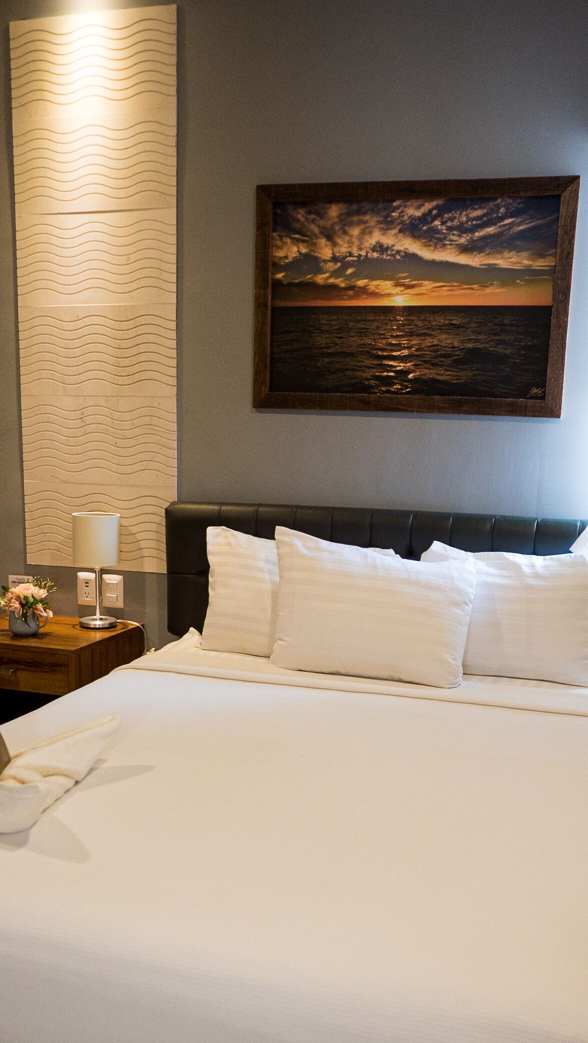 deluxe queen | premium bedding, minibar, in-room safe, desk