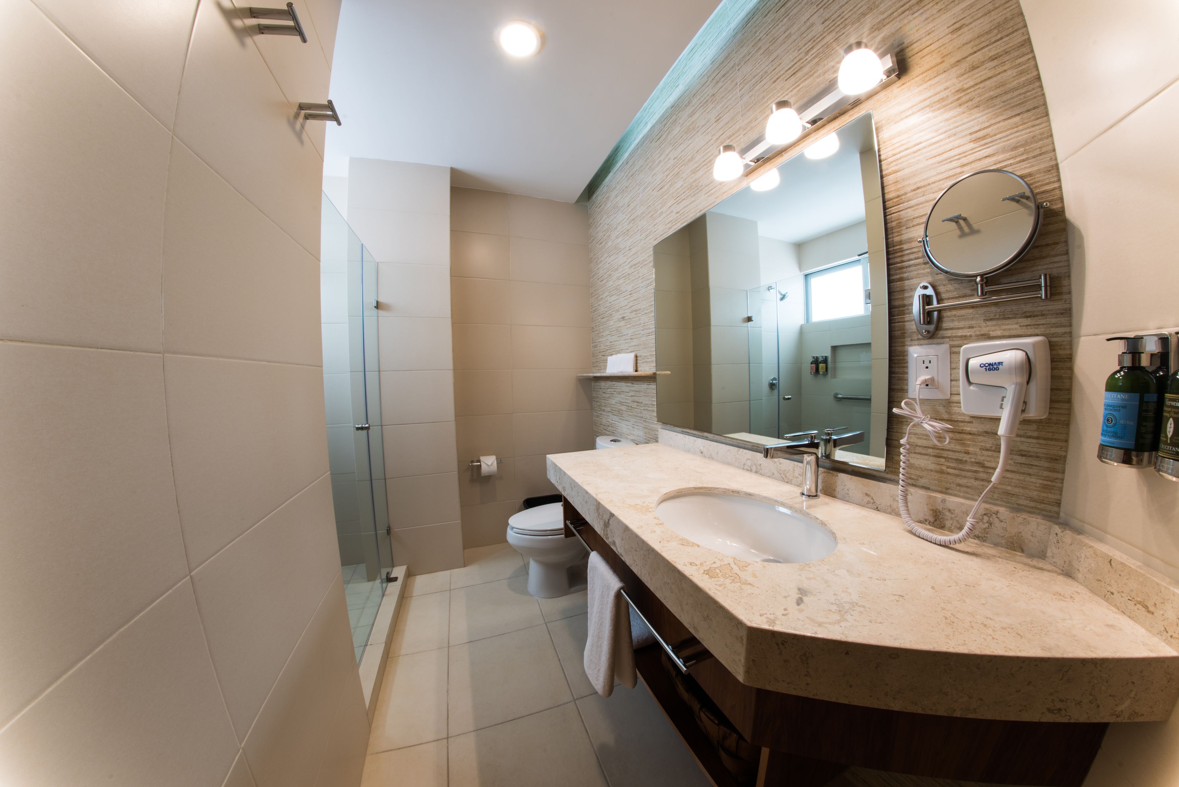 deluxe king | bathroom | shower, free toiletries, hair dryer, towels