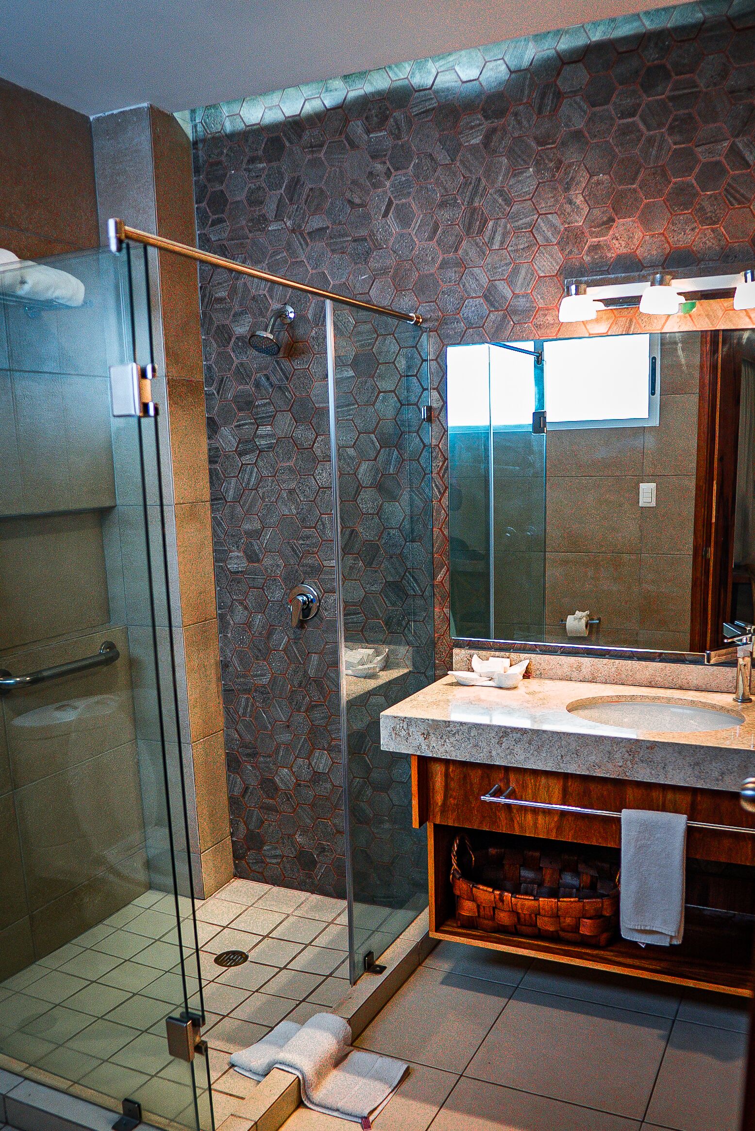 deluxe king | bathroom | shower, free toiletries, hair dryer, towels