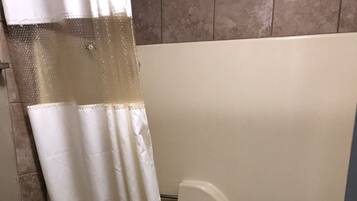 Habitación estándar, 1 cama Queen size | Baño | Tina con regadera, amenidades de baño gratuitas, toallas