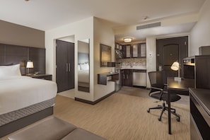 In-room safe, desk, iron/ironing board, free WiFi - Staybridge Suites Irapuato by IHG (Irapuato)