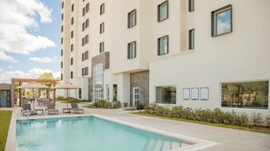 Outdoor pool - Staybridge Suites Irapuato by IHG (Irapuato)