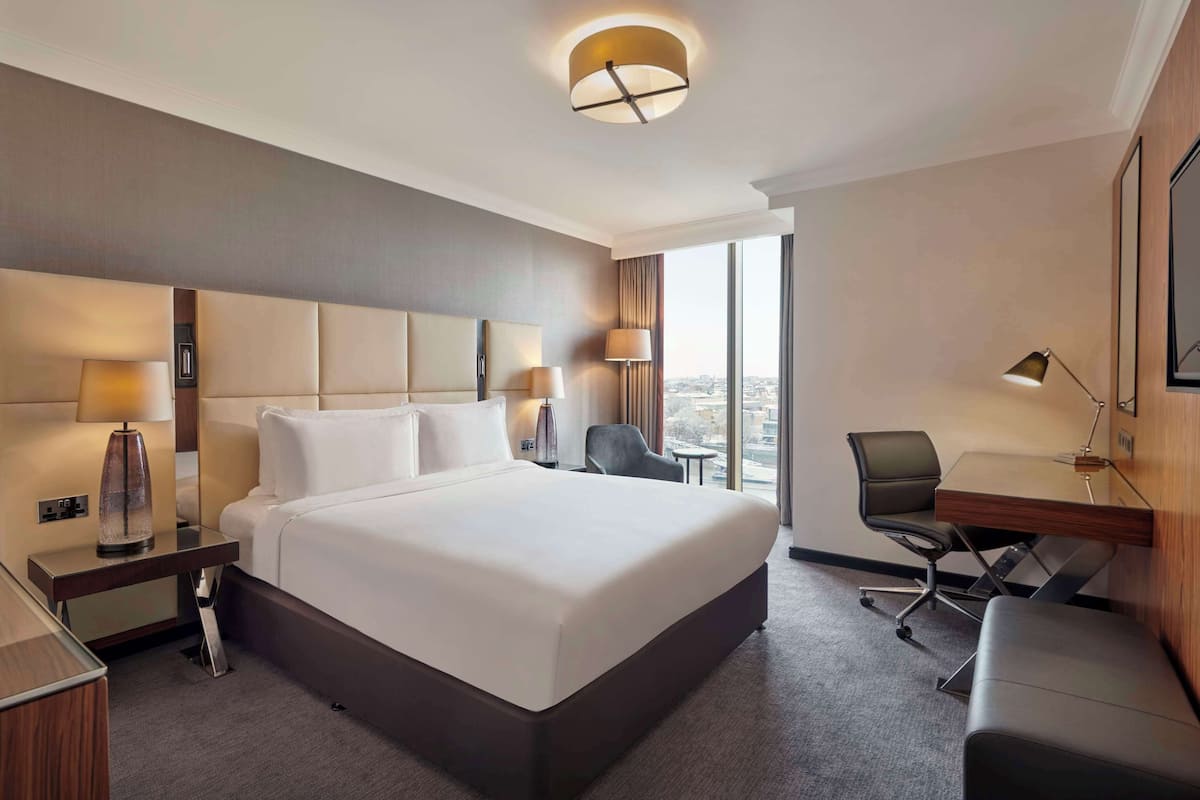 客房, 1 張特大雙人床, 河景 (High Floor) | 高級寢具、迷你吧、房內夾萬、書桌