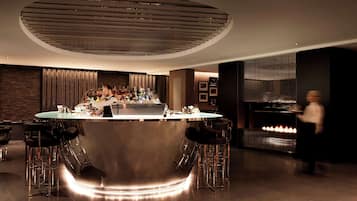 2 Bars/Lounges