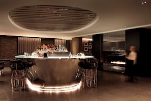 2 bars/lounges