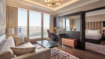 Suite ejecutiva, balcón, vistas al río | Ropa de cama de alta calidad, minibar, caja fuerte y escritorio