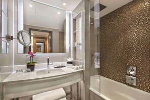 Rainfall showerhead, free toiletries, hair dryer, bathrobes - Hyatt Regency London Albert Embankment (London)