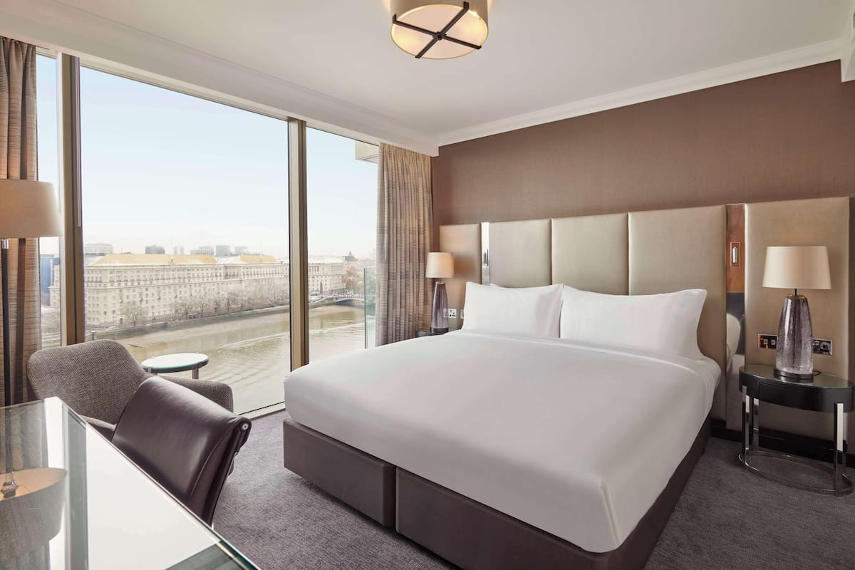 Deluxe Room, 1 King Bed, River View (High Floor) | Premium bedding, minibar, in-room safe, desk