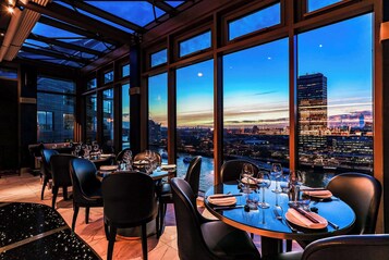 2 restaurants, breakfast, lunch, dinner served; British cuisine