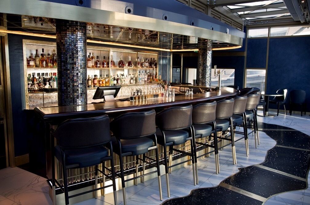 2 bars/lounges