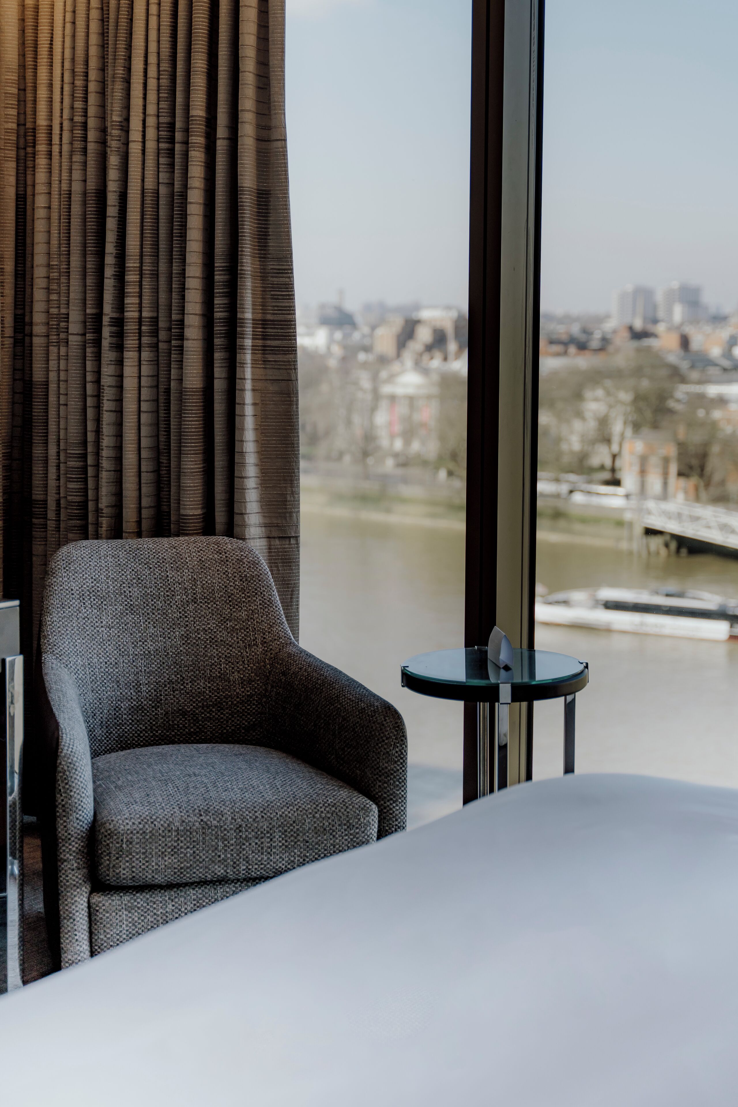 Luxe beddengoed, een minibar, een kluis op de kamer, een bureau