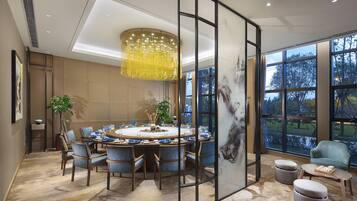 2 restaurants, breakfast, lunch, dinner served; Chinese cuisine