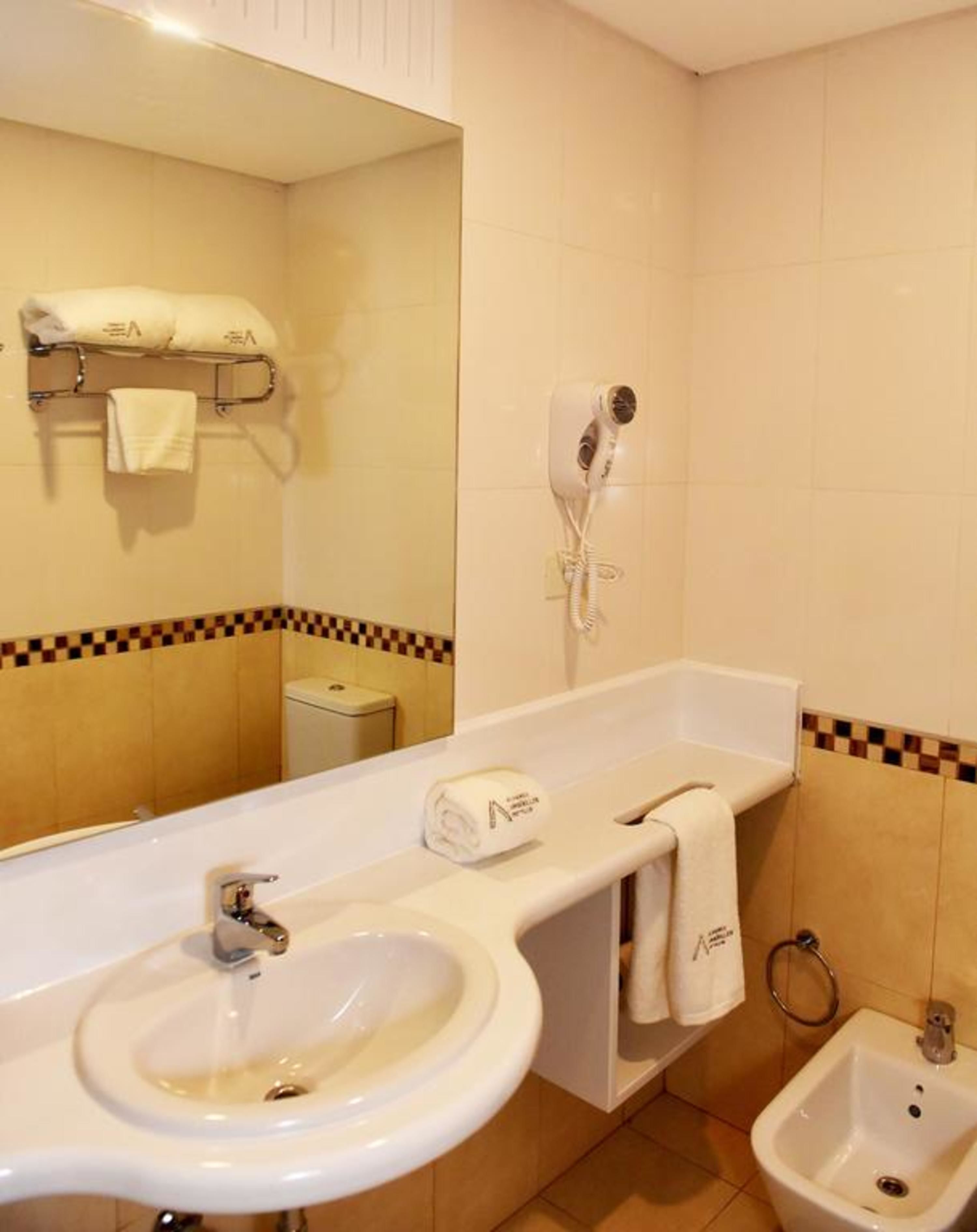 shower, rainfall showerhead, free toiletries, hair dryer