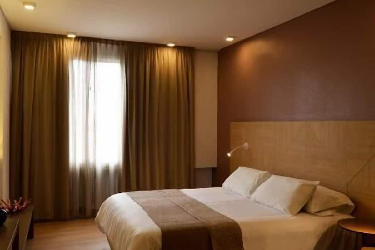 Premium bedding, down comforters, pillowtop beds, minibar