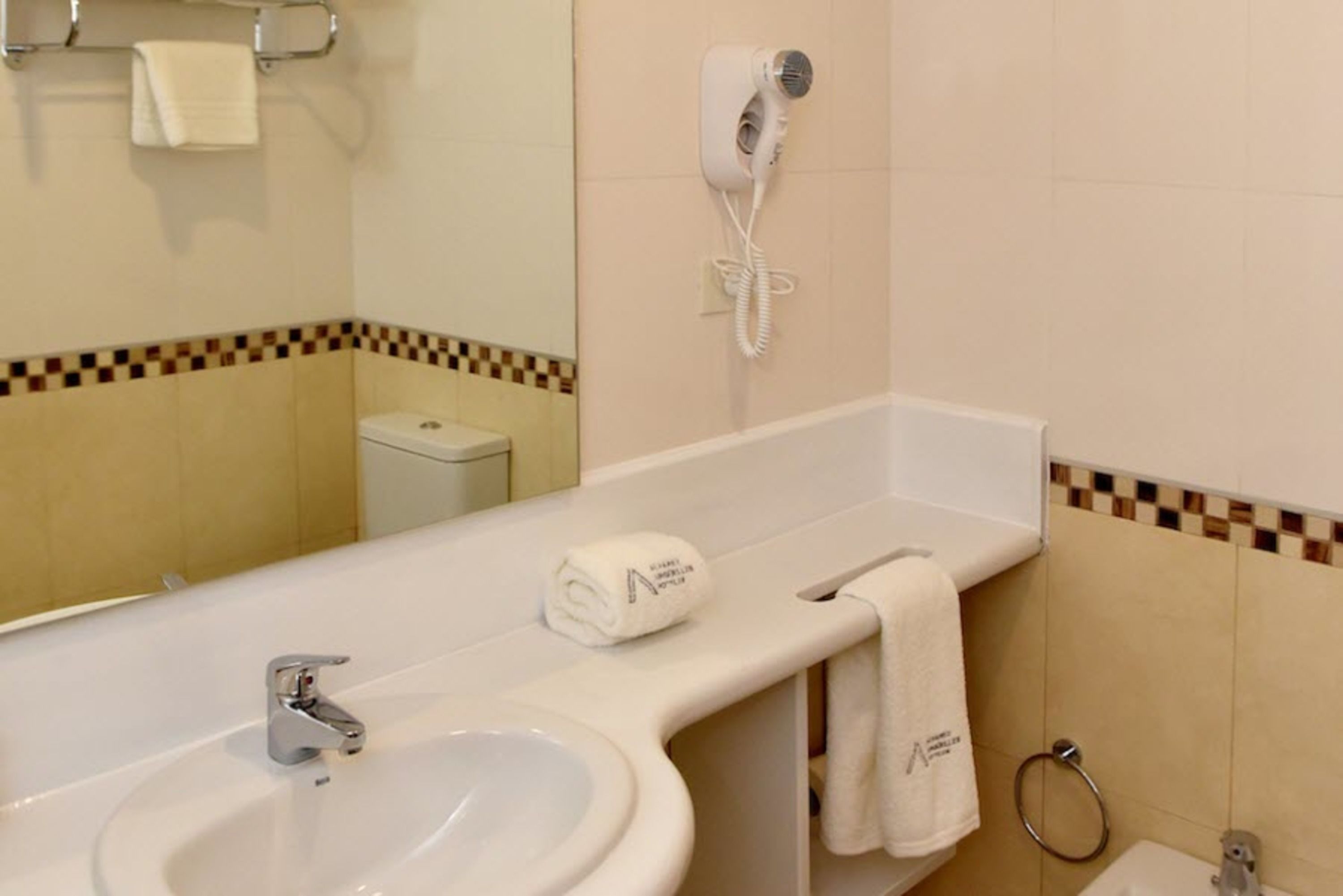 shower, rainfall showerhead, free toiletries, hair dryer