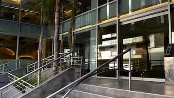 Pintu masuk hartanah