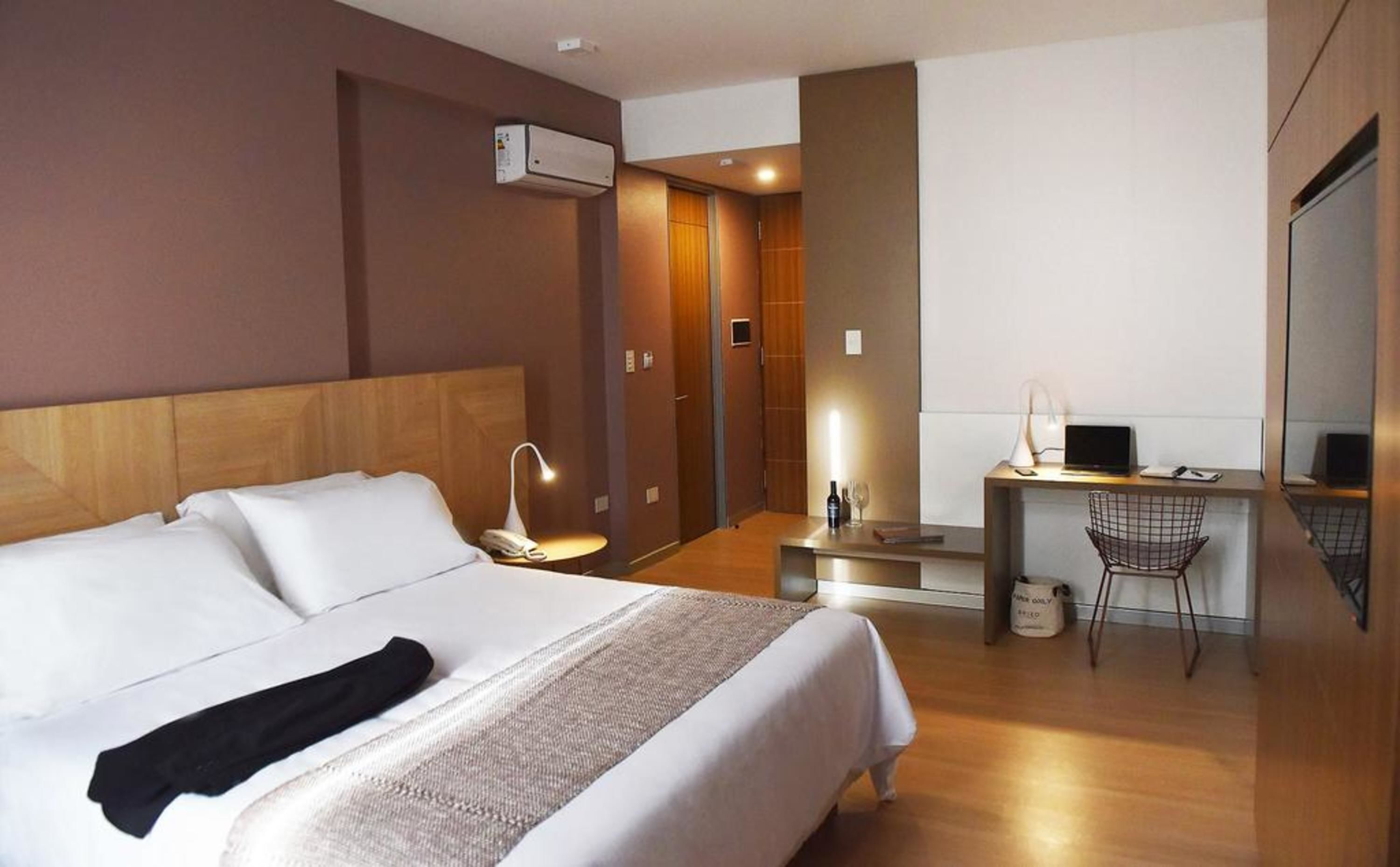 Ropa de cama de alta calidad, edredón, camas con pillow-top y minibar 