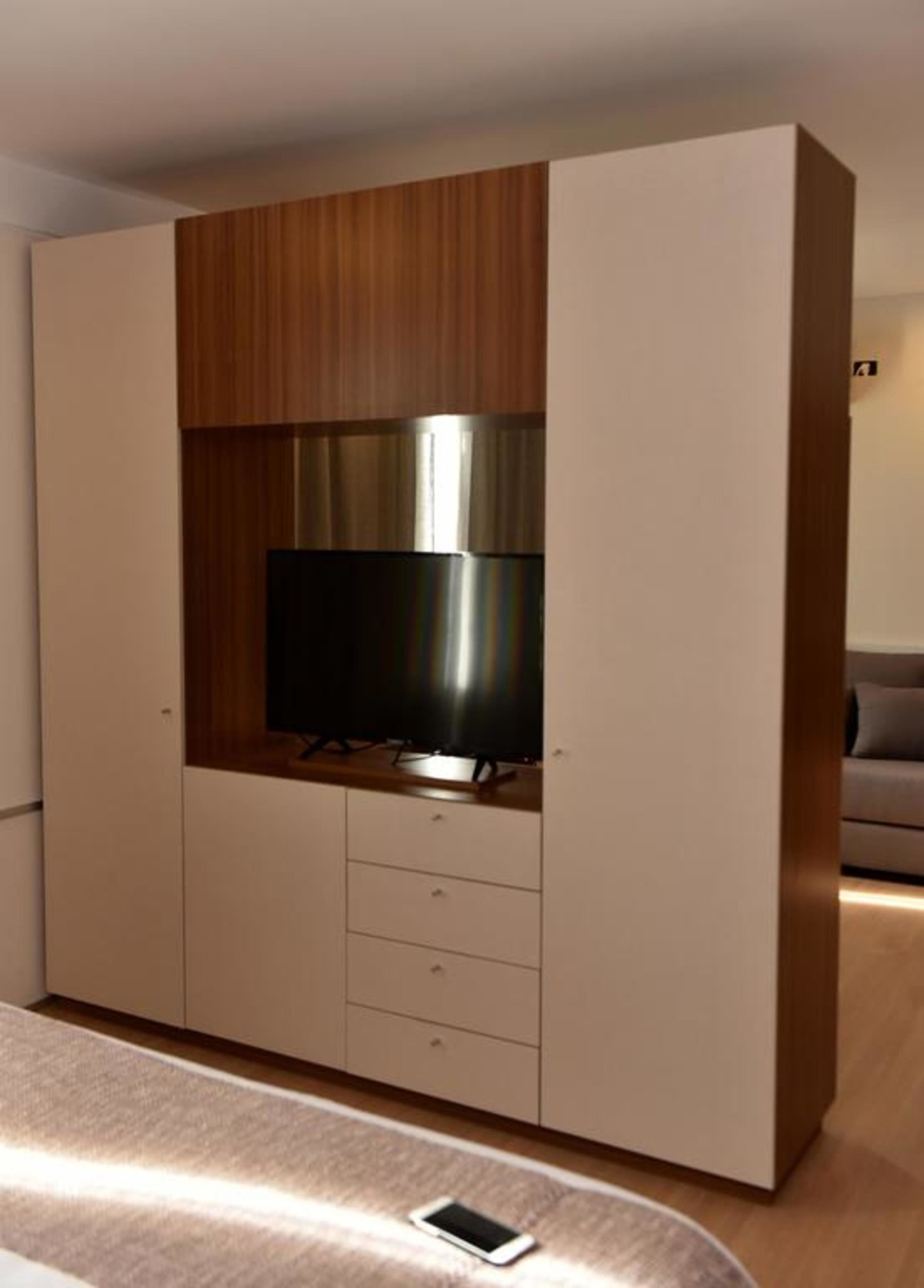 executive suite | premium bedding, down duvets, pillow-top beds, minibar