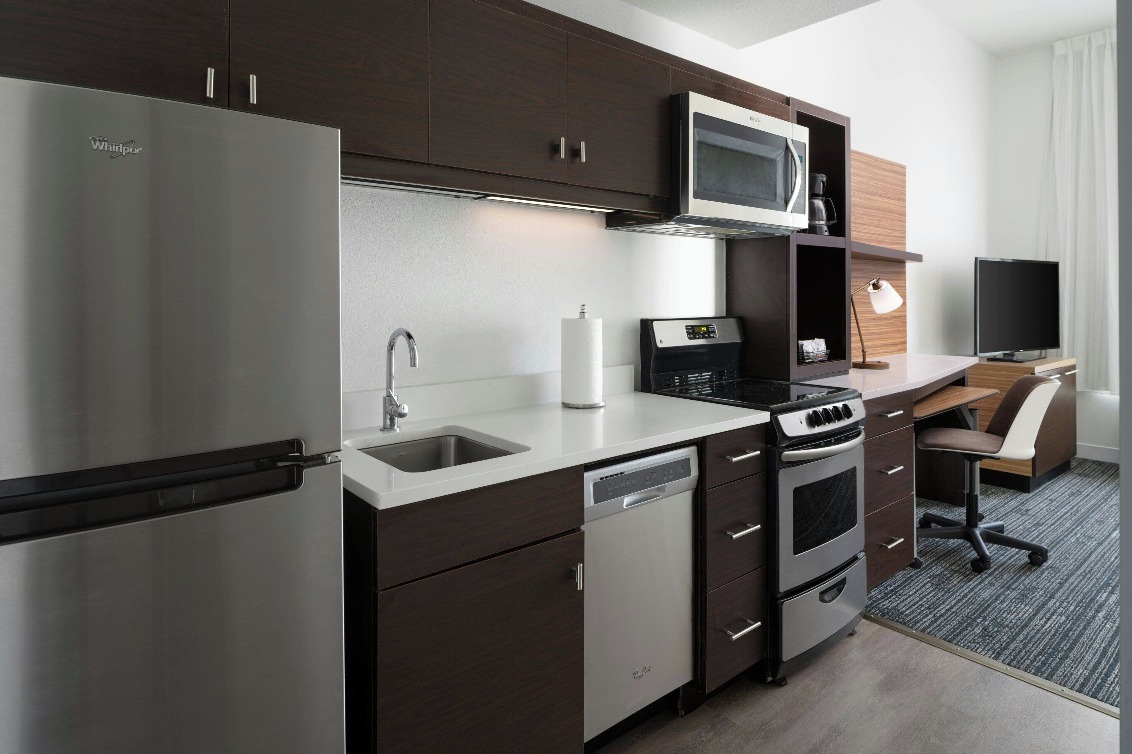 Réfrigérateur, micro-ondes, plaque de cuisson, lave-vaisselle