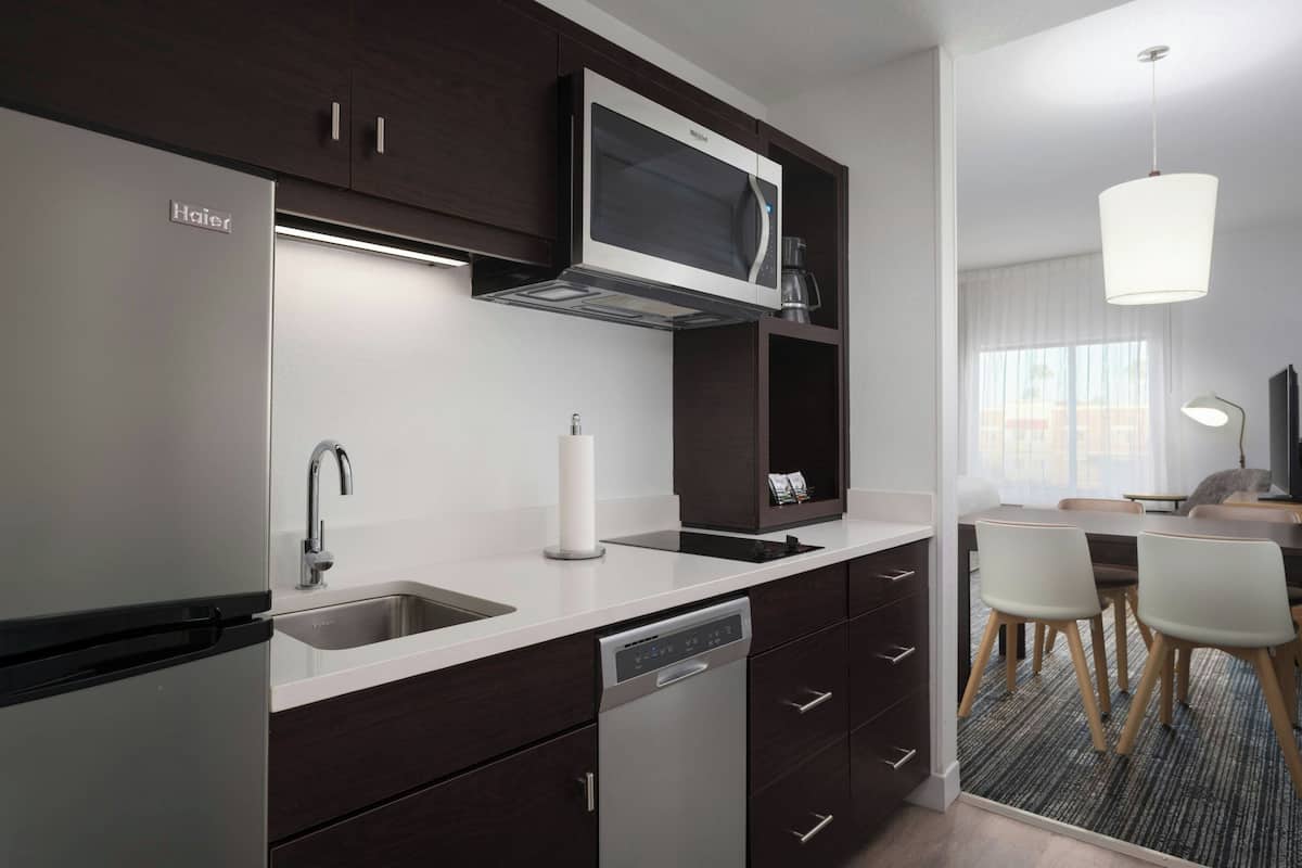 Estúdio, 2 camas Queen | Cozinha privada | Geladeira, micro-ondas, cooktop, lava-louças