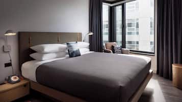 Skrivebord, blendingsgardiner og strykejern/-brett