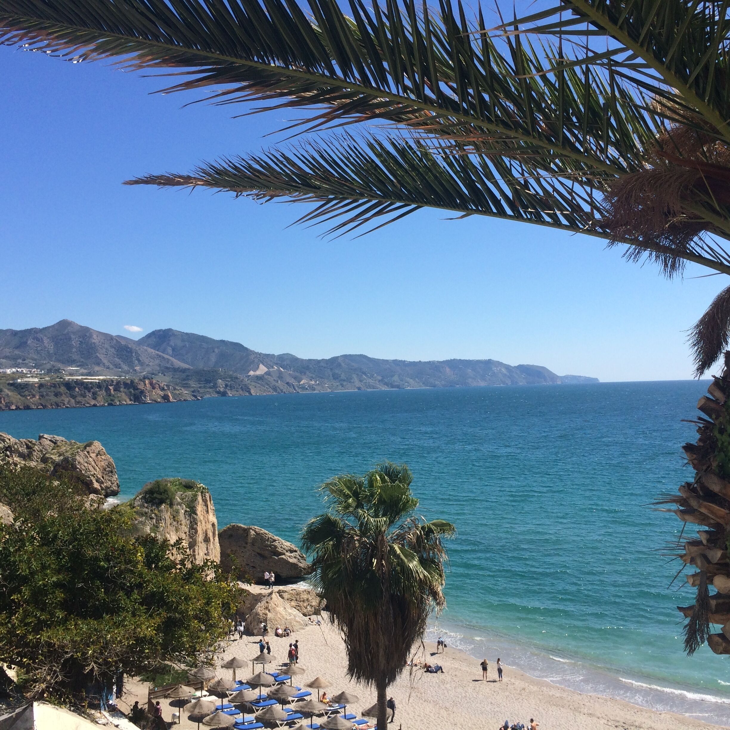 Beach nearby, sun-loungers, beach towels