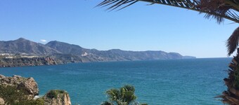 Amazing views! Modern, central duplex apartment: pool, wifi, sky TV and air con