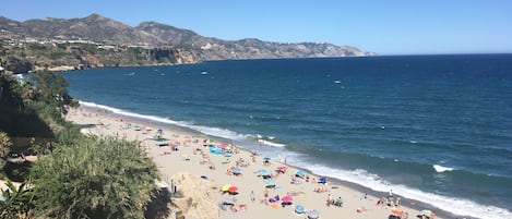 Plage à proximité, chaises longues, serviettes de plage