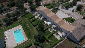 An aerial view of a property with a swimming pool, a garden, and a building with a tiled roof. - farmhouse I 5 SENSI (Vr) (modica)