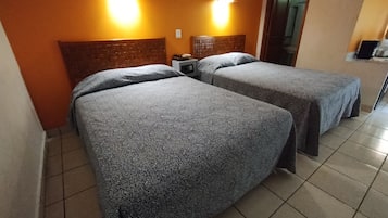 Habitación doble estándar, 2 camas matrimoniales | Minibar, caja de seguridad en la habitación y cortinas blackout