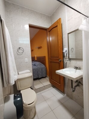 Standard Double Room, 2 Double Beds | Bathroom | Shower, free toiletries, hair dryer, towels - Hotel Los Ciruelos (Oaxaca)