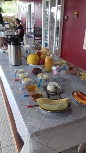 Free daily continental breakfast - Beto Pousada (Penha)