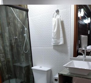 Chuveiro, secador de cabelo, roupões de banho, toalhas de banho