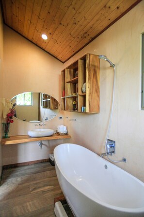Deluxe Villa, 4 Bedrooms, Ocean View | Deep-soaking bathtub - Villa guanacaste luxury resort (Cóbano)