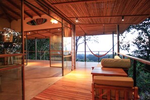 Luxe boomhut, 2 slaapkamers, uitzicht op zee | Balkon