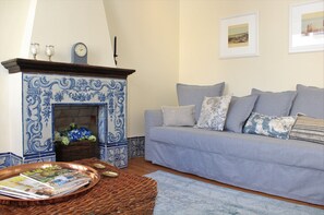 TV - New !! Príncipe Real's, Lisbon BEST LOCATION- 18th Century Charming Appartment (Lisboa)