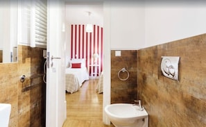 A hotel bathroom with a sink, toilet, and a mirror. - New!! Príncipe Real's, Lisbon BEST LOCATION- 18th Century Charming Appartment (Lisboa)