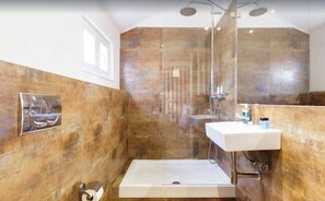 A modern bathroom with a glass-enclosed shower, a white sink, and a large mirror. - New!! Príncipe Real's, Lisbon BEST LOCATION- 18th Century Charming Appartment (Lisboa)